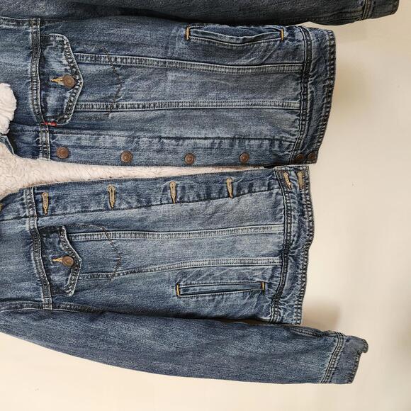 Stylish Levi's Denim Trucker Jacket with Sherpa Lining - Picture 3 of 11